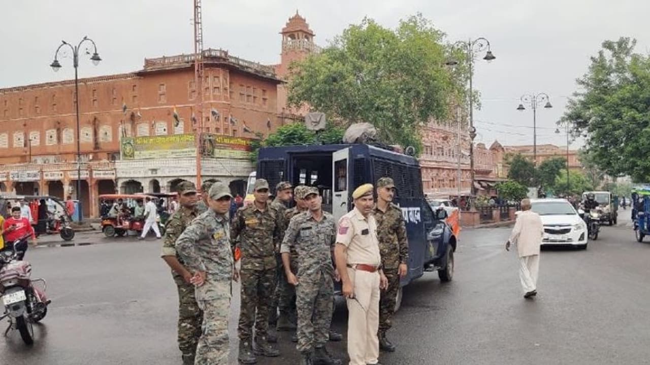 कन्हैयालाल की हत्या के बाद जयपुर पूरी तरह से बंद, चप्प चप्पे पर पुलिस, एक लाख दुकाने और 65 लाख लोगों पर असर कन्हैयालाल की हत्या के बाद जयपुर पूरी तरह से बंद, चप्प चप्पे पर पुलिस, एक लाख दुकाने और 65 लाख लोगों पर असर