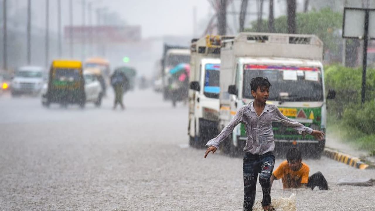 Monsoon: దేశ‌రాజ‌ధాని ఢిల్లీని తాకిన‌ వ‌ర్షాలు.. ఆరెంజ్ అల‌ర్ట్ జారీ ! 