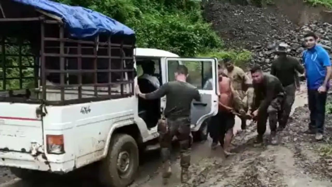 ಮಣಿಪುರ ಸೇನಾ ಕ್ಯಾಂಪ್ನಲ್ಲಿ ಭೂಕುಸಿತ,13 ಯೋಧರು ಹಾಗೂ ಐವರು ನಾಗರೀಕರ ರಕ್ಷಣೆ! ಮಣಿಪುರ ಸೇನಾ ಕ್ಯಾಂಪ್ನಲ್ಲಿ ಭೂಕುಸಿತ,13 ಯೋಧರು ಹಾಗೂ ಐವರು ನಾಗರೀಕರ ರಕ್ಷಣೆ!