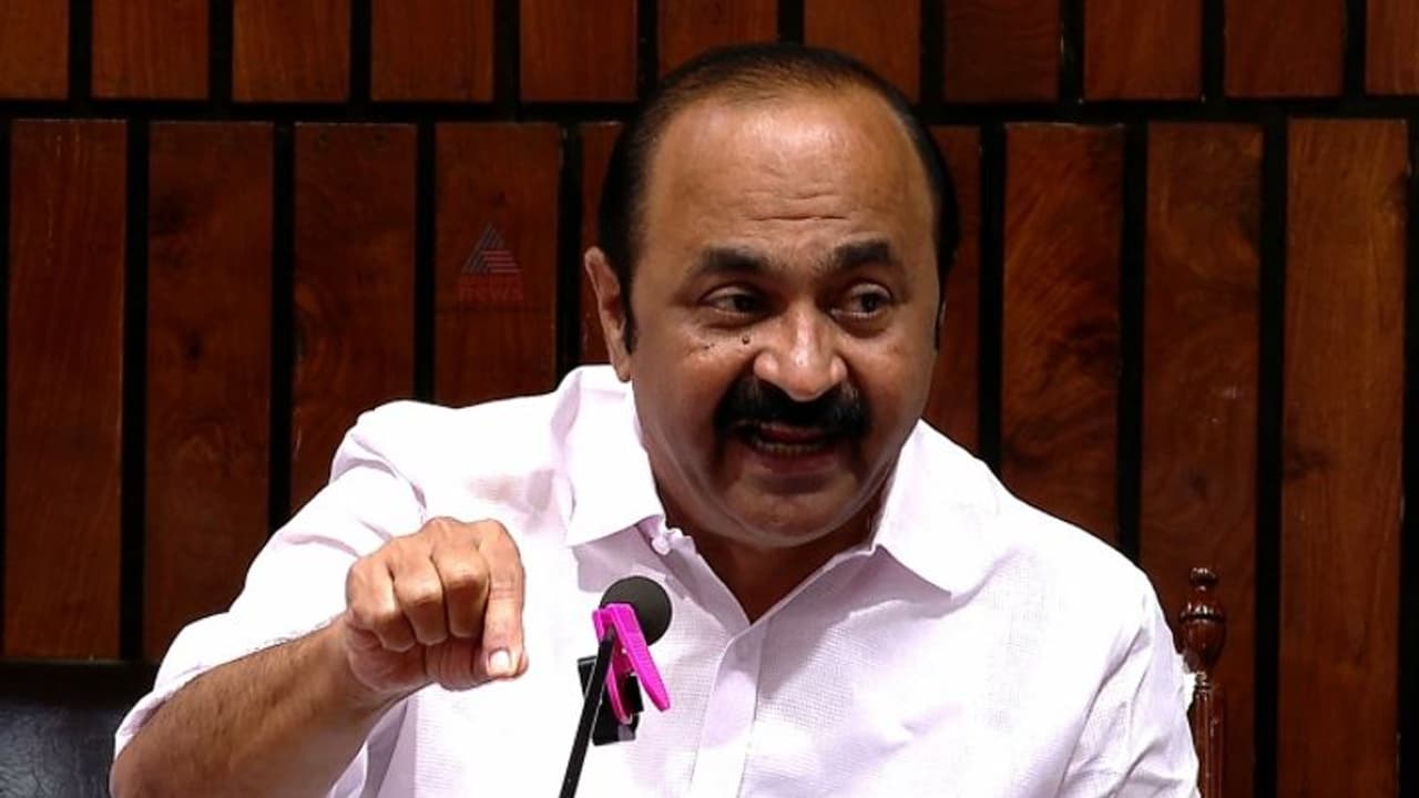 'പാന്‍റും ഷര്‍ട്ടും അടിച്ചേല്‍പ്പിക്കരുത്'; മുനീര്‍ വളരെ പ്രോഗ്രസീവായി ചിന്തിക്കുന്നയാളെന്ന് വി ഡി സതീശന്‍ 