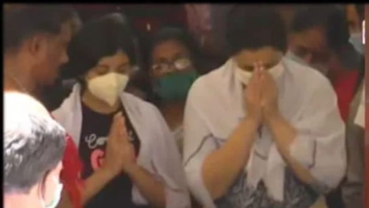 தந்தையின் உடலை அனைத்து அப்பா எழுந்துருங்க என்று கதறிய நைனிகா.. உடைந்து நின்ற மீனா.. தந்தையின் உடலை அனைத்து அப்பா எழுந்துருங்க என்று கதறிய நைனிகா.. உடைந்து நின்ற மீனா..