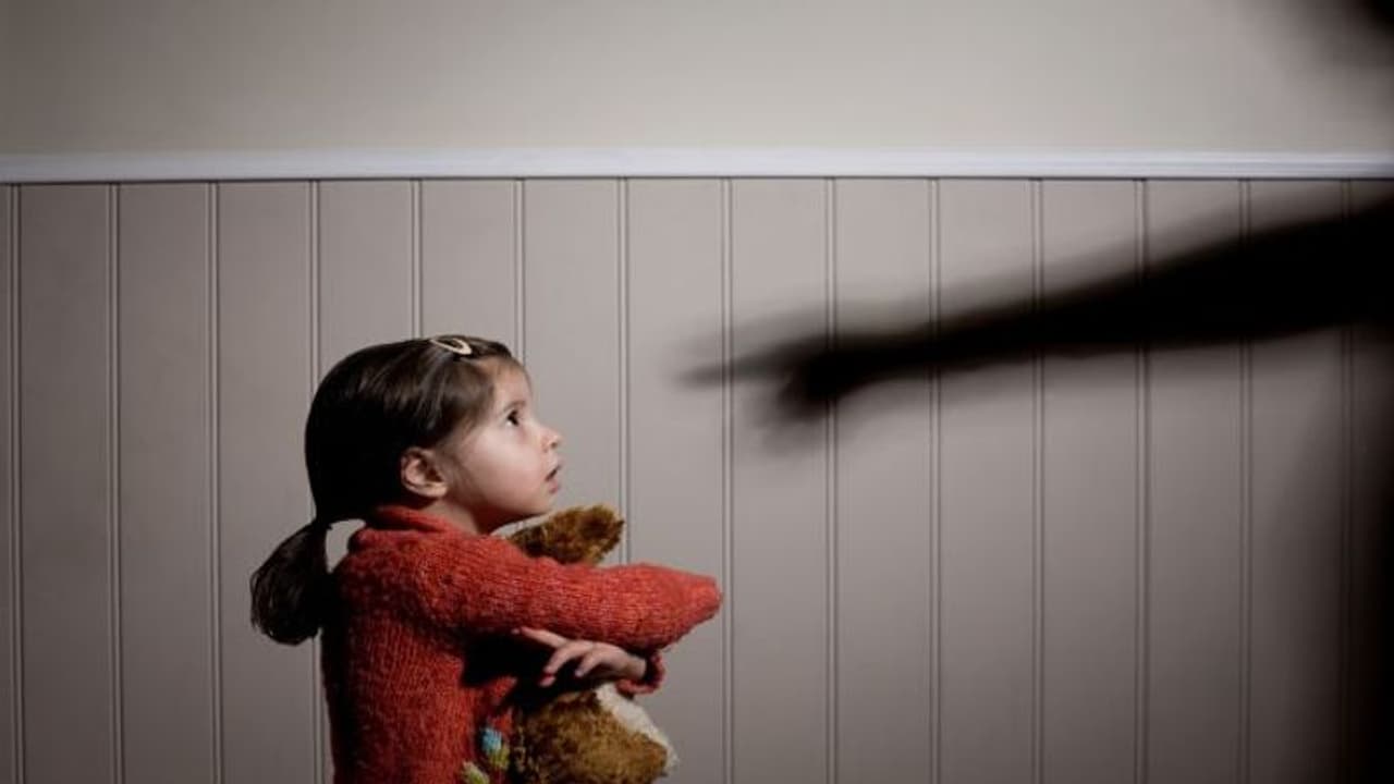 बेरहम मम्मी: 9 साल की बच्ची पर दिखाई क्रूरता, कांप उठेगी रूह बेरहम मम्मी: 9 साल की बच्ची पर दिखाई क्रूरता, कांप उठेगी रूह