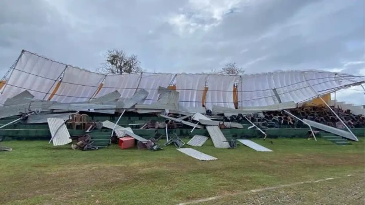 SL vs AUS : കനത്ത മഴയും കാറ്റും, ഗോള്‍ സ്റ്റേഡിയത്തില്‍ സ്റ്റാന്‍ഡ് തകർന്നു; ഒഴിവായത് വന്‍ ദുരന്തം