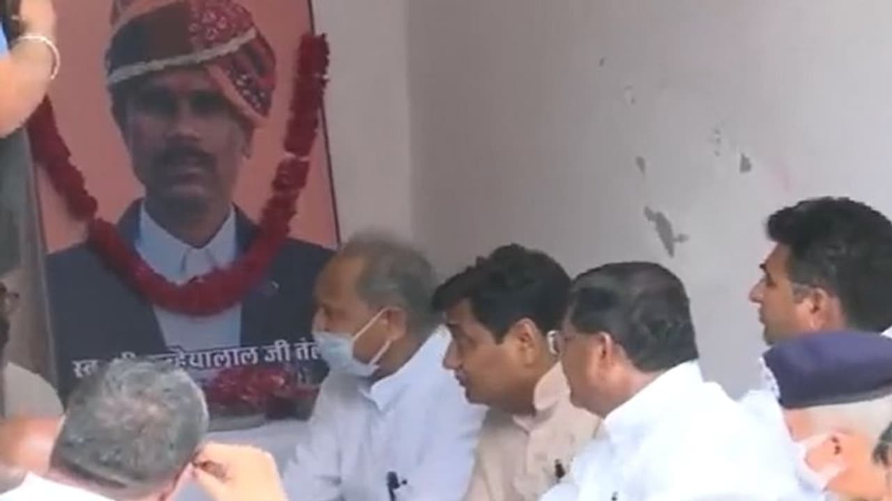 उदयपुर हत्याकांड: परिजनों से मिले गहलोत, कहा फास्ट ट्रैक कोर्ट में हो सुनवाई, तय समय में जांच पूरी करे NIA उदयपुर हत्याकांड: परिजनों से मिले गहलोत, कहा फास्ट ट्रैक कोर्ट में हो सुनवाई, तय समय में जांच पूरी करे NIA