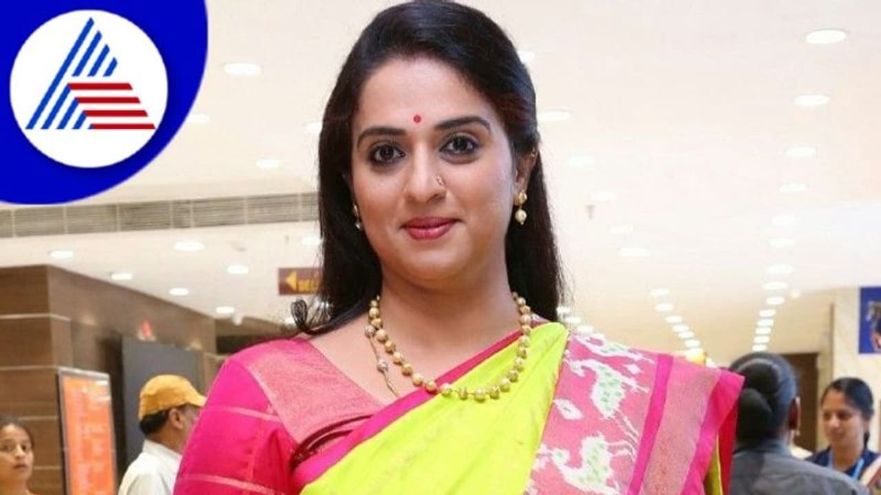 Cyber Complaint: ಮನೆಯಲ್ಲಿ ಪವಿತ್ರಾ ಲೋಕೇಶ್ ಇಲ್ಲದ ಕಾರಣ ಪೊಲೀಸ್ ವಾಪಸ್ Cyber Complaint: ಮನೆಯಲ್ಲಿ ಪವಿತ್ರಾ ಲೋಕೇಶ್ ಇಲ್ಲದ ಕಾರಣ ಪೊಲೀಸ್ ವಾಪಸ್