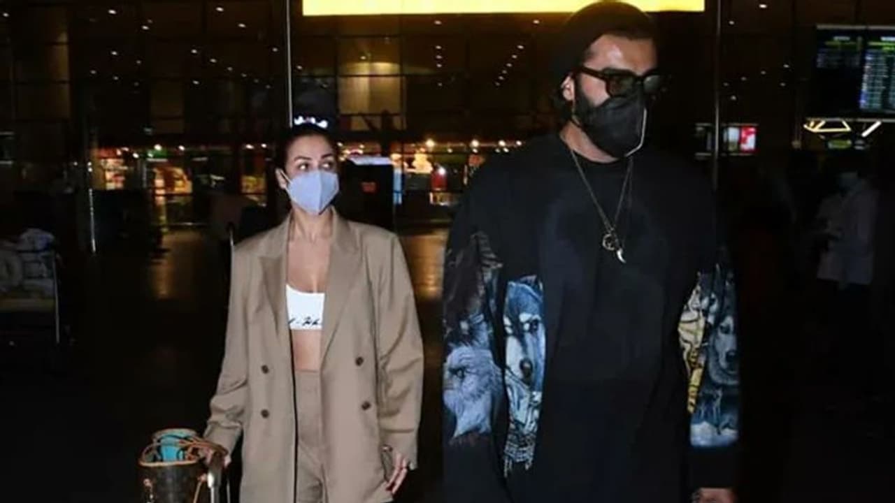 अर्जुन कपूर के साथ मुंबई एयरपोर्ट पर स्पॉट हुईं मलाइका अरोड़ा, ट्रोलर्स बोले 'कोट का बटन तो बंद कर लो' अर्जुन कपूर के साथ मुंबई एयरपोर्ट पर स्पॉट हुईं मलाइका अरोड़ा, ट्रोलर्स बोले 'कोट का बटन तो बंद कर लो'