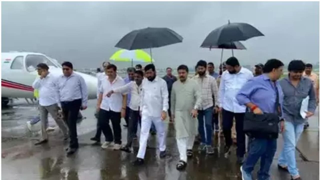 Maharashtra Crisis: ബിജെപി അധികാരത്തിലേക്ക്; ഷിൻഡേ ഫഡ്നവിസിന്റെ വീട്ടിലെത്തി, ഒരുമിച്ച് ഗവർണറെ കാണുന്നു Maharashtra Crisis: ബിജെപി അധികാരത്തിലേക്ക്; ഷിൻഡേ ഫഡ്നവിസിന്റെ വീട്ടിലെത്തി, ഒരുമിച്ച് ഗവർണറെ കാണുന്നു