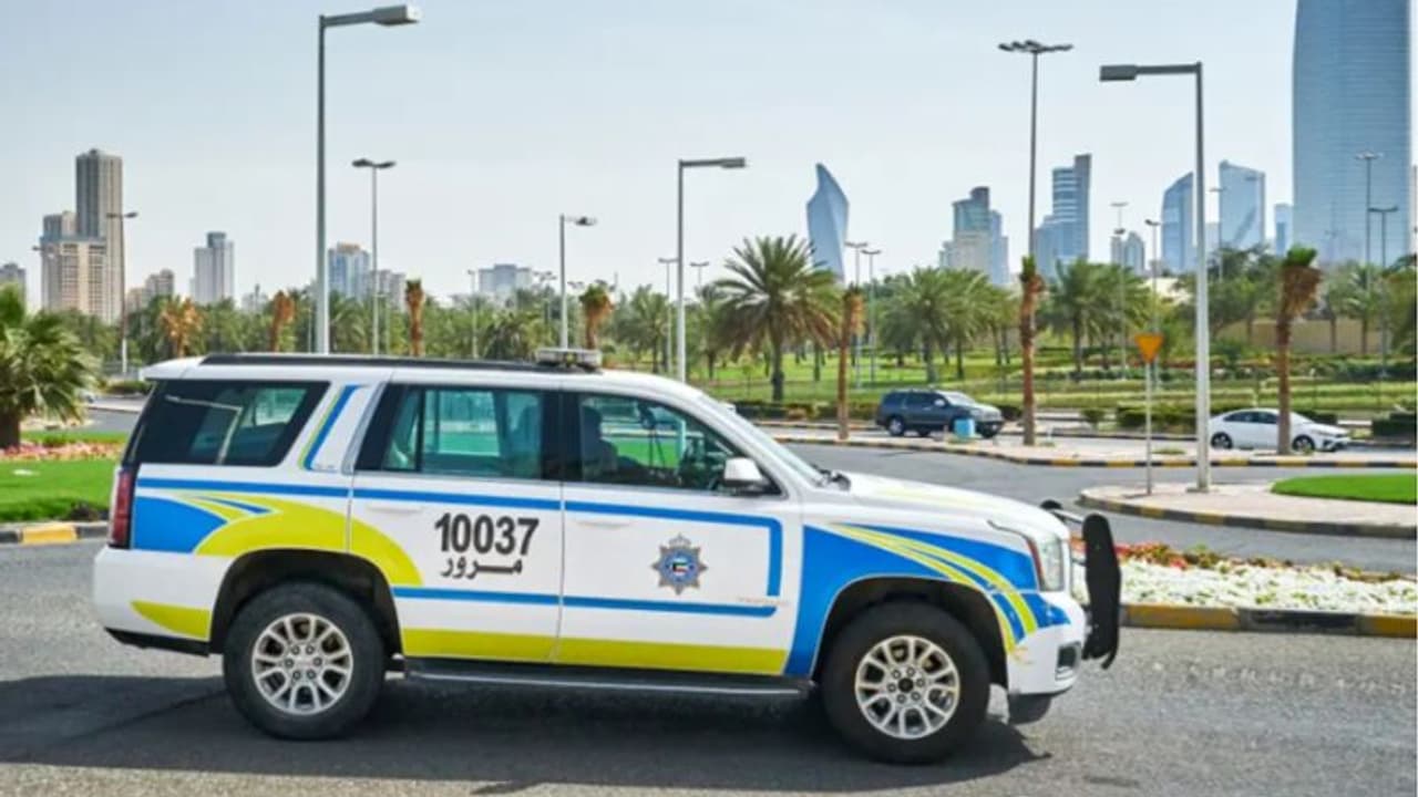 റോഡിലൂടെ നഗ്നനായി നടന്ന ഇന്ത്യക്കാരന് കുവൈത്തില് പിടിയില് റോഡിലൂടെ നഗ്നനായി നടന്ന ഇന്ത്യക്കാരന് കുവൈത്തില് പിടിയില്