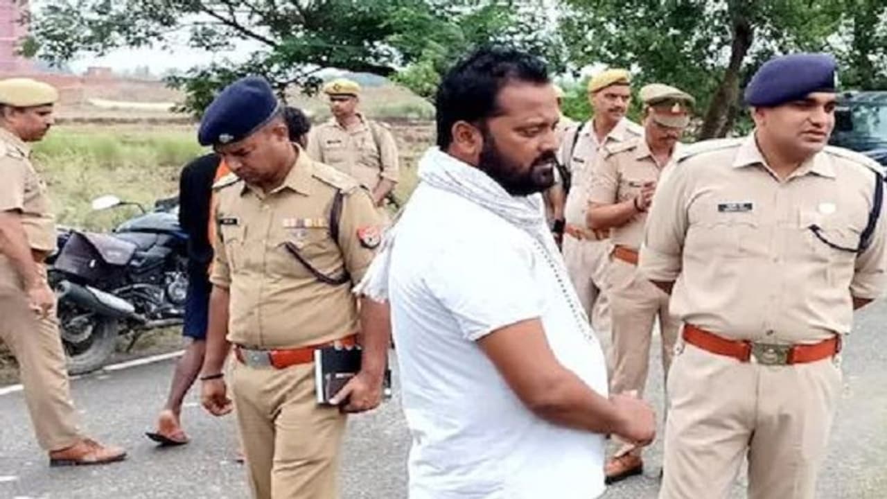 आजमगढ़ में सड़क किनारे सिर कटी मिली लाश से इलाके में मचा हड़कंप, शव के पास पड़े बोरे में मिली कई चीजें 