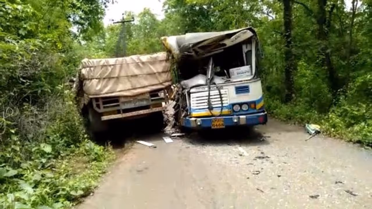 అల్లూరి జిల్లాలో ఘోరం... బస్సు లారీ ఢీకొని ఒకరు మృతి, 15 మందికి గాయాలు అల్లూరి జిల్లాలో ఘోరం... బస్సు లారీ ఢీకొని ఒకరు మృతి, 15 మందికి గాయాలు