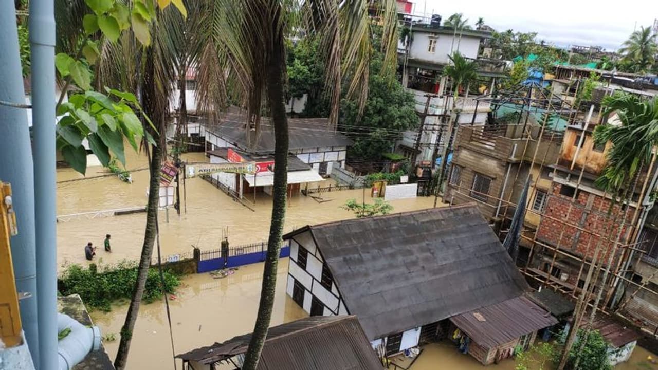 assam floods : అయ్యో అస్సాం.. వరదలతో మరో 12 మంది మృతి.. వేధిస్తున్న ఆహార, నీటి, మందుల కొరత assam floods : అయ్యో అస్సాం.. వరదలతో మరో 12 మంది మృతి.. వేధిస్తున్న ఆహార, నీటి, మందుల కొరత