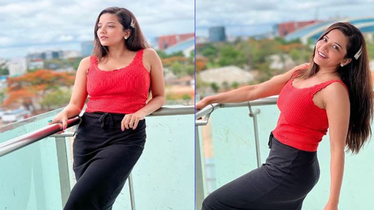 मोनालिसा ने बीच सड़क दिखाई रोमांटिक अदाएं, कहा अब खुद को छिपाऊं कहां मोनालिसा ने बीच सड़क दिखाई रोमांटिक अदाएं, कहा अब खुद को छिपाऊं कहां