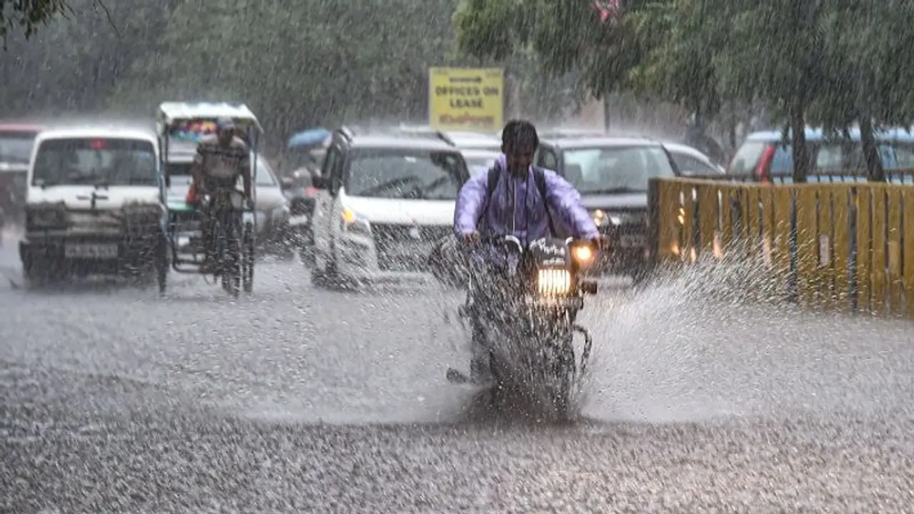 Heavy rain lash several parts of Delhi NCR, Traffic police issues advisory Heavy rain lash several parts of Delhi NCR, Traffic police issues advisory