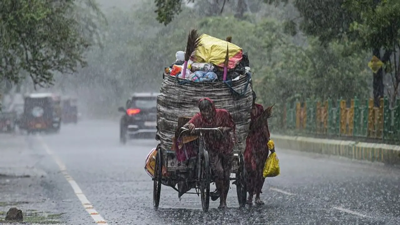 Delhi NCR receive fresh spell of rain, thunderstorm; brings down temperature Delhi NCR receive fresh spell of rain, thunderstorm; brings down temperature