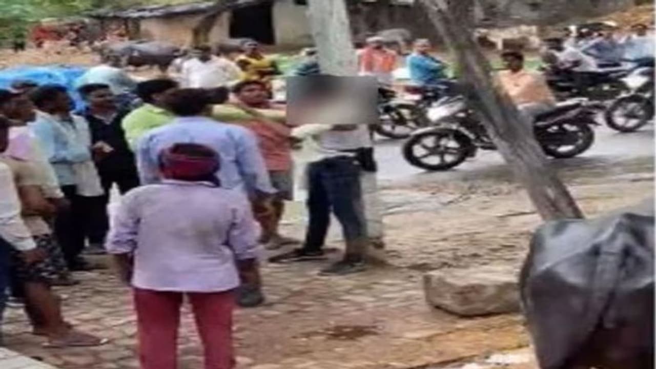 युवक को प्यार करना पड़ा महंगा, गांव वालों ने बिजली के खंभे से बांधकर की पिटाई युवक को प्यार करना पड़ा महंगा, गांव वालों ने बिजली के खंभे से बांधकर की पिटाई