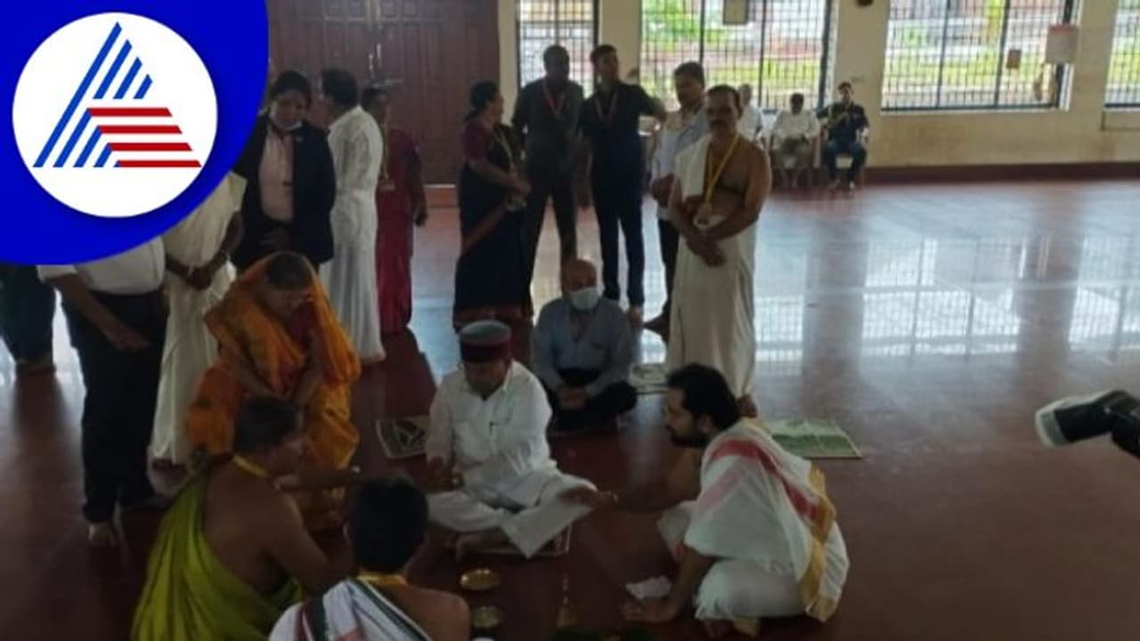 ಕುಕ್ಕೆ ಕ್ಷೇತ್ರದಲ್ಲಿ ಸರ್ಪ ಸಂಸ್ಕಾರ ಸಂಕಲ್ಪ ಮಾಡಿ ರಾಜ್ಯಪಾಲ ಗೆಹ್ಲೋಟ್ ಕುಕ್ಕೆ ಕ್ಷೇತ್ರದಲ್ಲಿ ಸರ್ಪ ಸಂಸ್ಕಾರ ಸಂಕಲ್ಪ ಮಾಡಿ ರಾಜ್ಯಪಾಲ ಗೆಹ್ಲೋಟ್