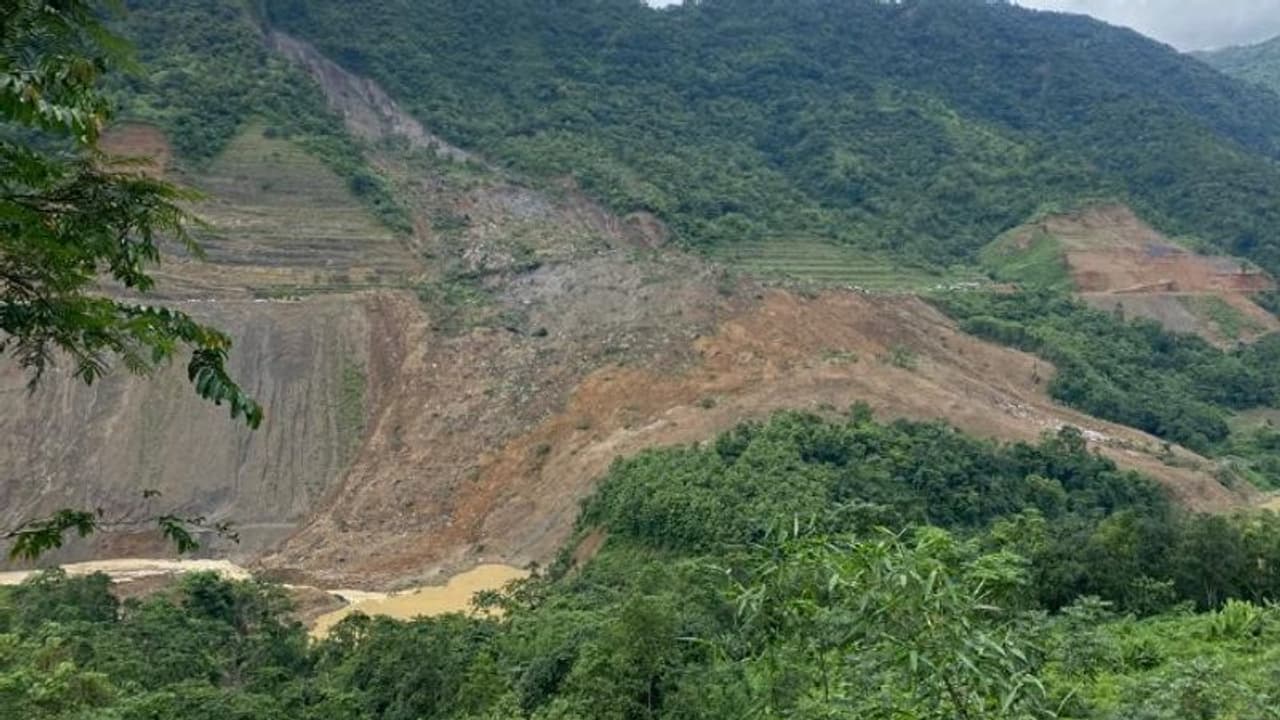 মণিপুরে ভূমিধসে থমকে গেল নদীর গতিপথ, আরও বড় দুর্যোগের আশঙ্কা মণিপুরে ভূমিধসে থমকে গেল নদীর গতিপথ, আরও বড় দুর্যোগের আশঙ্কা