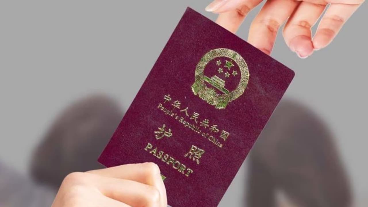 പാസ്‌പോര്‍ട്ട് മാറ്റി ഉപയോഗിച്ച് 30 തവണ വിദേശയാത്ര നടത്തി, ഇരട്ടകള്‍ അറസ്റ്റില്‍! 