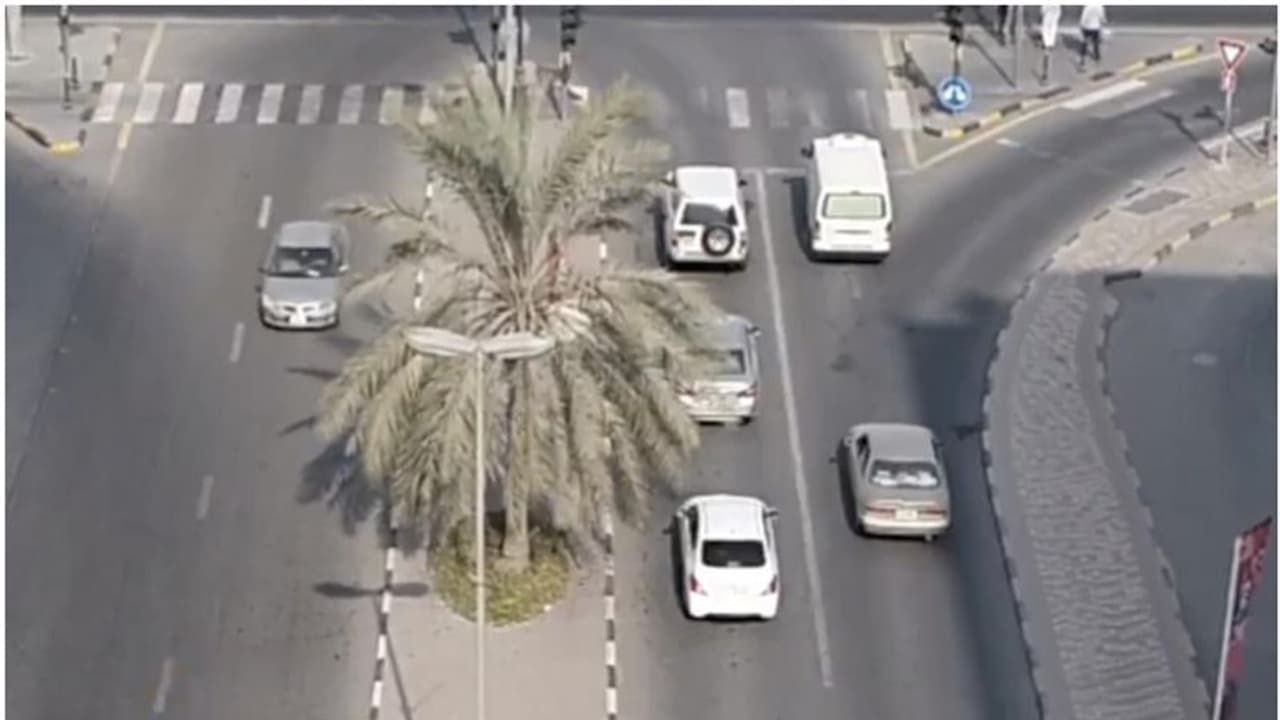 അശ്രദ്ധമായി റോഡിലൂടെ നടക്കുന്നവര്ക്ക് 400 ദിര്ഹം പിഴ; മുന്നറിയിപ്പുമായി പൊലീസ് അശ്രദ്ധമായി റോഡിലൂടെ നടക്കുന്നവര്ക്ക് 400 ദിര്ഹം പിഴ; മുന്നറിയിപ്പുമായി പൊലീസ്