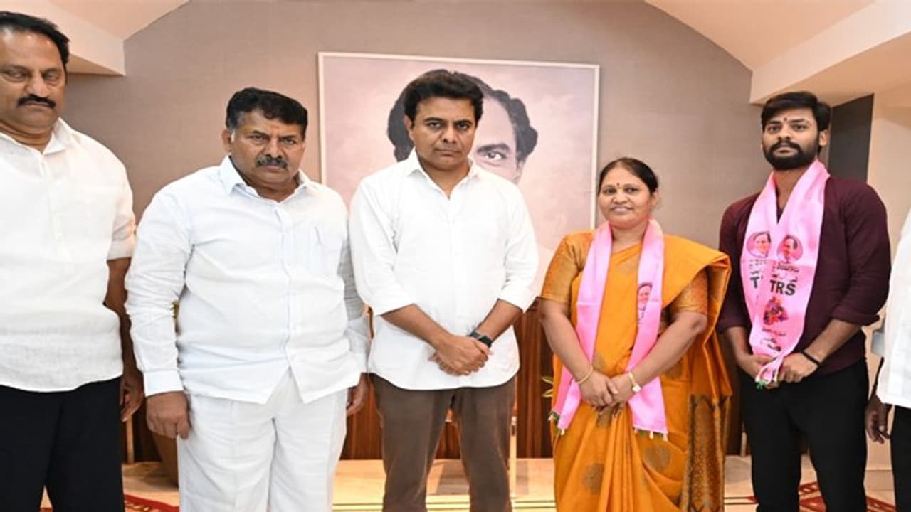 జాతీయ కార్యవర్గ సమావేశాల వేళ మోడీకి షాక్.. టీఆర్ఎస్ లోకి నలుగురు బీజేపీ కార్పోరేటర్లు