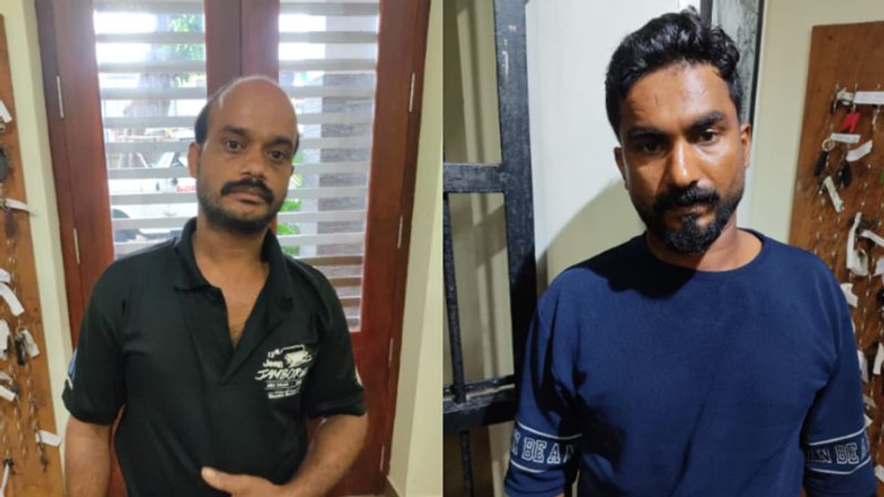 ആന്ധ്രയില് നിന്ന് കഞ്ചാവ്, ഇടപാട് ഗൂഗിള് പേ വഴി; കോഴിക്കോട് വൻ കഞ്ചാവ് വേട്ട, യുവാക്കൾ അറസ്റ്റിൽ ആന്ധ്രയില് നിന്ന് കഞ്ചാവ്, ഇടപാട് ഗൂഗിള് പേ വഴി; കോഴിക്കോട് വൻ കഞ്ചാവ് വേട്ട, യുവാക്കൾ അറസ്റ്റിൽ