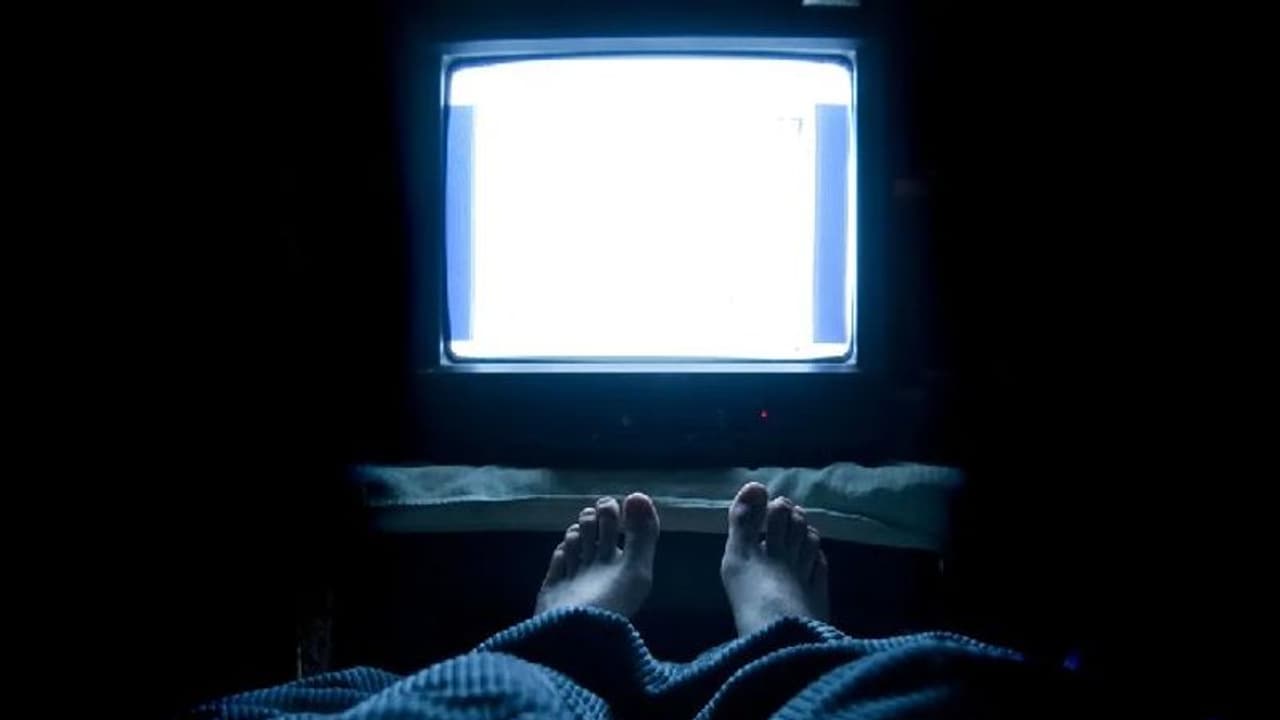 ടിവി ഓണ് ചെയ്ത് വച്ച് ഉറങ്ങുന്ന ശീലമുണ്ടോ? എങ്കില് നിങ്ങളറിയേണ്ടത്... ടിവി ഓണ് ചെയ്ത് വച്ച് ഉറങ്ങുന്ന ശീലമുണ്ടോ? എങ്കില് നിങ്ങളറിയേണ്ടത്...