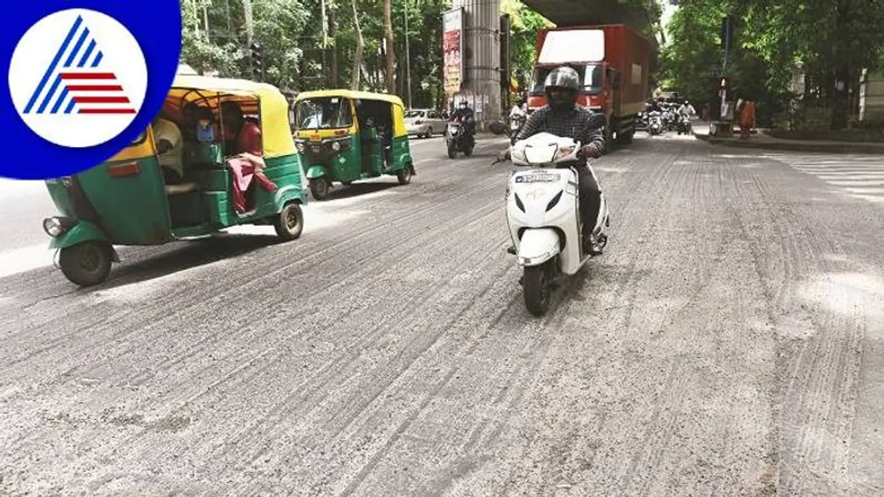 ಬೆಂಗ್ಳೂರಿನ ಈ ರಸ್ತೇಲಿ ಬೈಕ್ ಸವಾರರಿಗೆ ಸಂಚರಿಸುವ ಸಂಕಷ್ಟ..! ಬೆಂಗ್ಳೂರಿನ ಈ ರಸ್ತೇಲಿ ಬೈಕ್ ಸವಾರರಿಗೆ ಸಂಚರಿಸುವ ಸಂಕಷ್ಟ..!