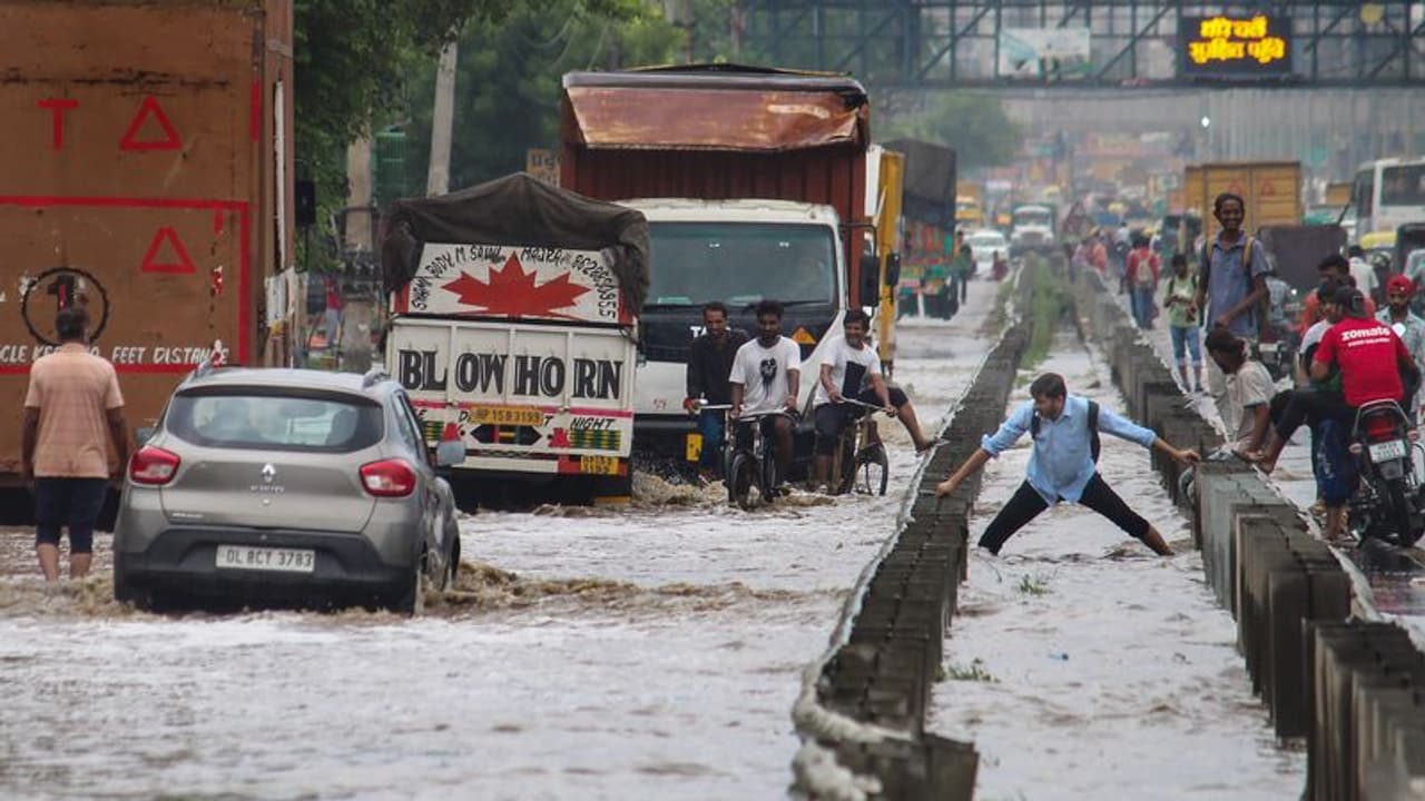 Monsoon Update: मुंबई से दिल्ली तक मानसून जबर्दस्त मेहरबान, IMD ने दिया कई राज्यों में भारी बारिश का अलर्ट Monsoon Update: मुंबई से दिल्ली तक मानसून जबर्दस्त मेहरबान, IMD ने दिया कई राज्यों में भारी बारिश का अलर्ट