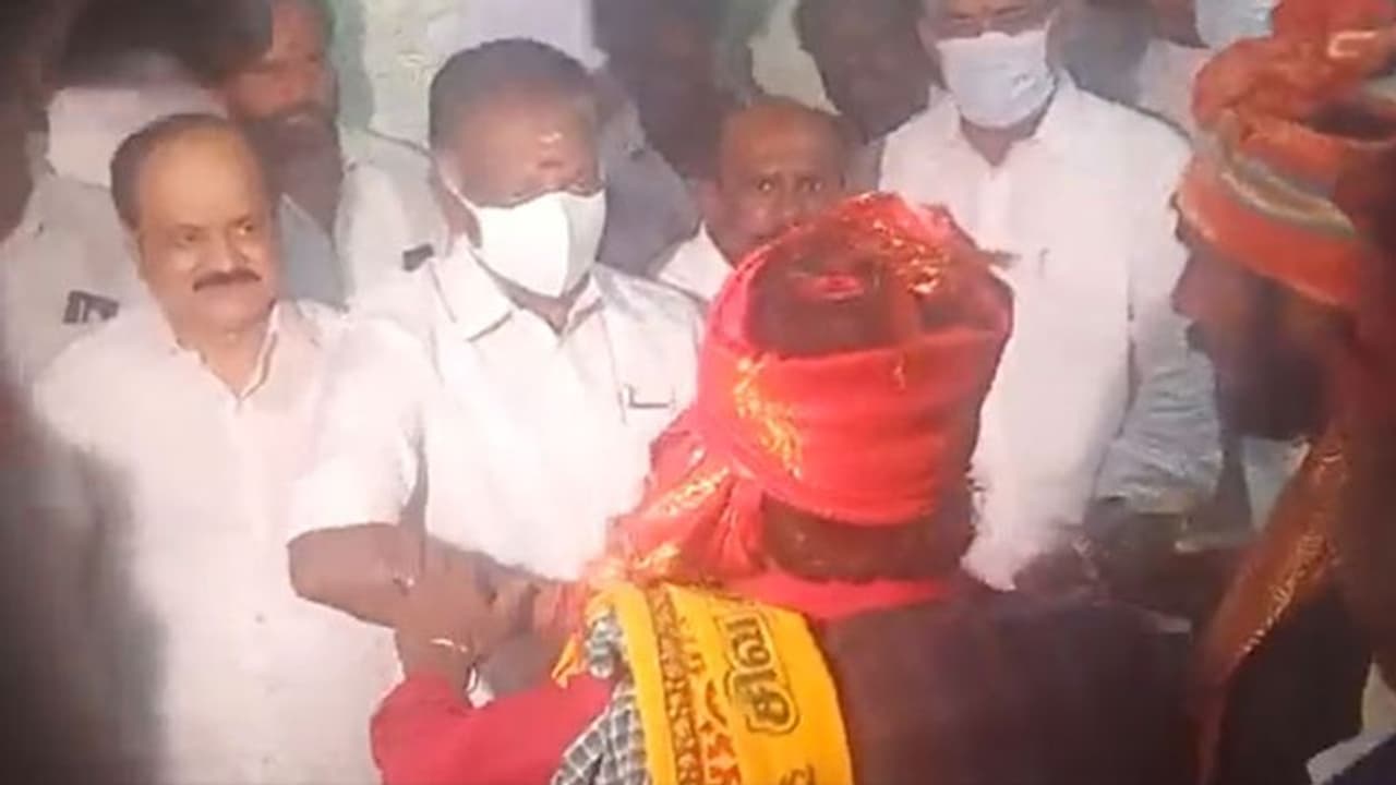 ஓபிஎஸ் வீட்டு வாசலில் குடுகுடுப்பைக்காரர்கள்.. இனி அவருக்கு நல்ல நேரம் தானாம்.. ஜக்கம்மாவே சொல்லிட்டாங்க.! ஓபிஎஸ் வீட்டு வாசலில் குடுகுடுப்பைக்காரர்கள்.. இனி அவருக்கு நல்ல நேரம் தானாம்.. ஜக்கம்மாவே சொல்லிட்டாங்க.!