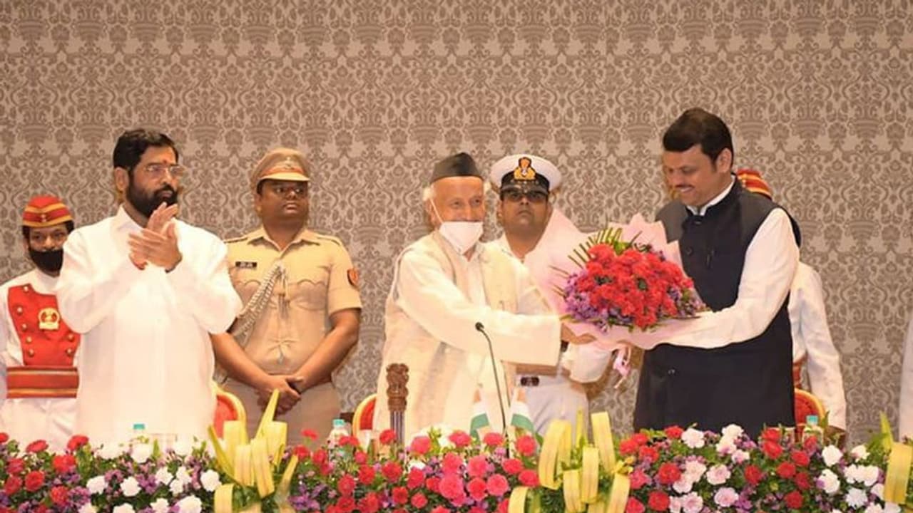 एकनाथ शिंदे के मुंबई पहुंचने के 5 घंटे बाद कैसे बदल गई महाराष्ट्र की सियासत एकनाथ शिंदे के मुंबई पहुंचने के 5 घंटे बाद कैसे बदल गई महाराष्ट्र की सियासत