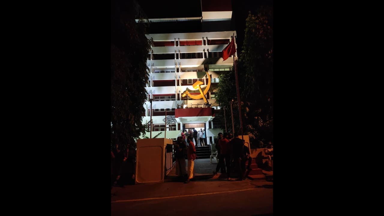 എകെജി സെന്റർ ആക്രമണം: അരിച്ചുപെറുക്കിയിട്ടും ഒരു തുമ്പും കിട്ടാതെ അന്വേഷണസംഘം, വണ്ടി നമ്പർ കണ്ടെത്താനായില്ല എകെജി സെന്റർ ആക്രമണം: അരിച്ചുപെറുക്കിയിട്ടും ഒരു തുമ്പും കിട്ടാതെ അന്വേഷണസംഘം, വണ്ടി നമ്പർ കണ്ടെത്താനായില്ല