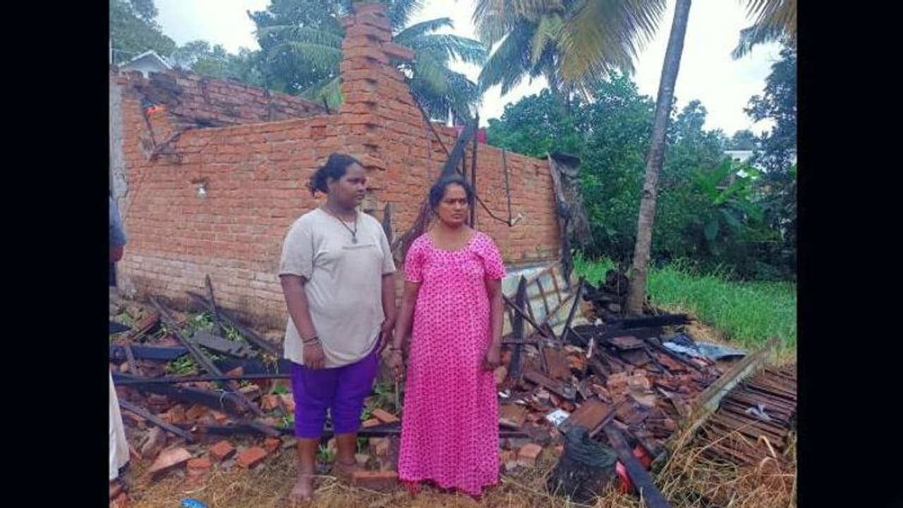 ആലപ്പുഴയിൽ മഴയിൽ വീട് തകർന്നു വീണ് അമ്മക്കും മകൾക്കും പരിക്ക് ആലപ്പുഴയിൽ മഴയിൽ വീട് തകർന്നു വീണ് അമ്മക്കും മകൾക്കും പരിക്ക്