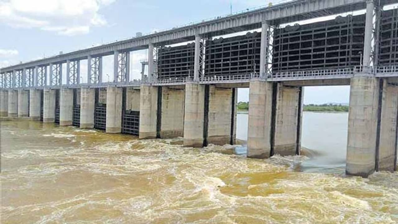 బాబ్లీ ప్రాజెక్టు 14గేట్లు ఎత్తివేత: 0.94 టీఎంసీ నీరు దిగువకు విడుదల