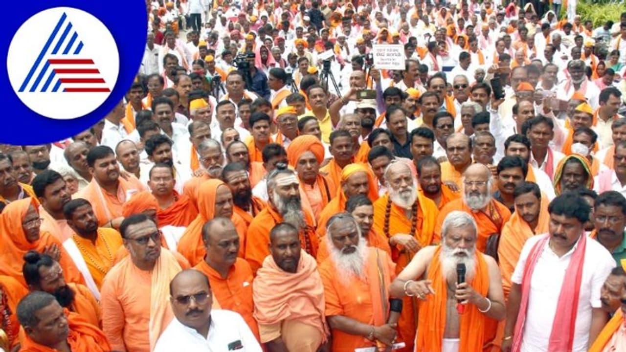 ಎಸ್‌ಸಿ ಮೀಸಲಿಗೆ ಬೇಡ ಜಂಗಮರ ಹೋರಾಟ, ಹೋರಾಟಗಾರರನ್ನು ತಡೆದಿದ್ದಕ್ಕೆ ಟ್ರಾಫಿಕ್‌ ಜಾಮ್‌ 