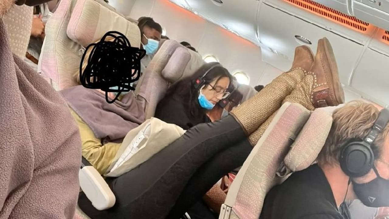 ಸದ್ಯ ಪೈಲೆಟ್ ತಲೆ ಮೇಲೆ ಕಾಲಿಟ್ಟಿಲ್ಲ ಈಕೆ : ವಿಮಾನದಲ್ಲಿ ಪ್ರಯಾಣಿಸುತ್ತಿದ್ದ ಮಹಿಳೆ ಫೋಟೋ ವೈರಲ್