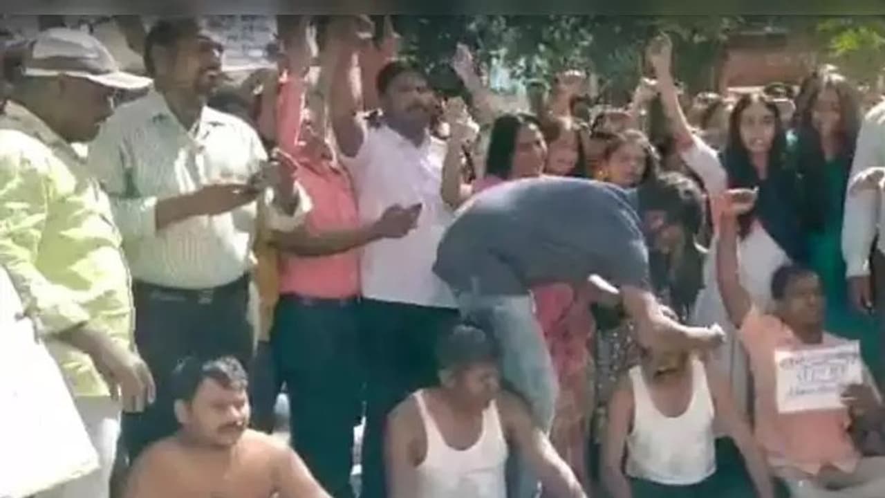 சர்ச்சையாகும் தற்காலிக ஆசிரியர் நியமனம்.. மொட்டை அடித்து போராட்டத்தில் ஆசிரியர்கள்.. அரசு எடுத்த அதிரடி முடிவு சர்ச்சையாகும் தற்காலிக ஆசிரியர் நியமனம்.. மொட்டை அடித்து போராட்டத்தில் ஆசிரியர்கள்.. அரசு எடுத்த அதிரடி முடிவு