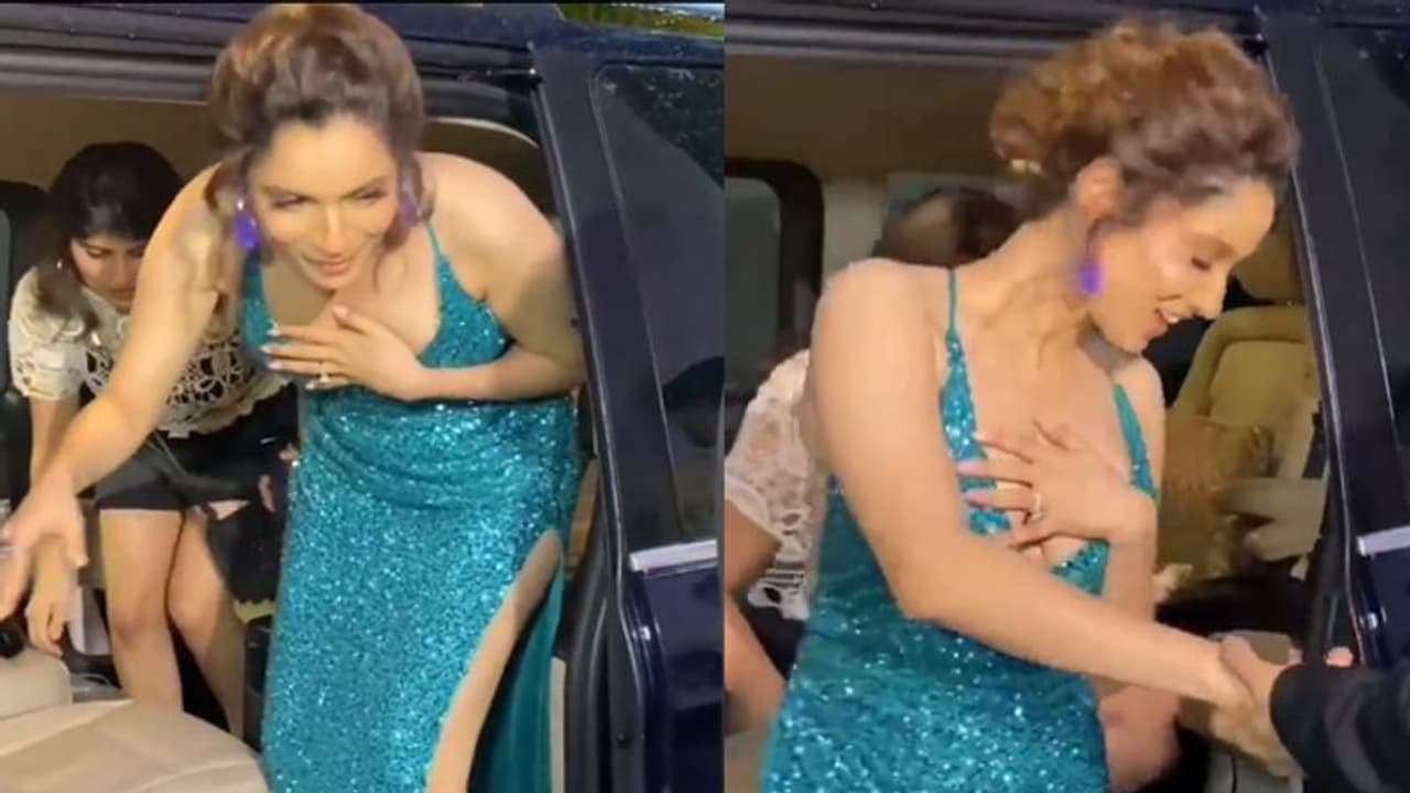 ডিপনেক পোশাকে বেরিয়ে আসছে বক্ষ বিভাজিকা, হাত দিয়ে ঢেকে কোনমতে সম্মনরক্ষা করলেন অঙ্কিতা, দেখুন ভিডিও