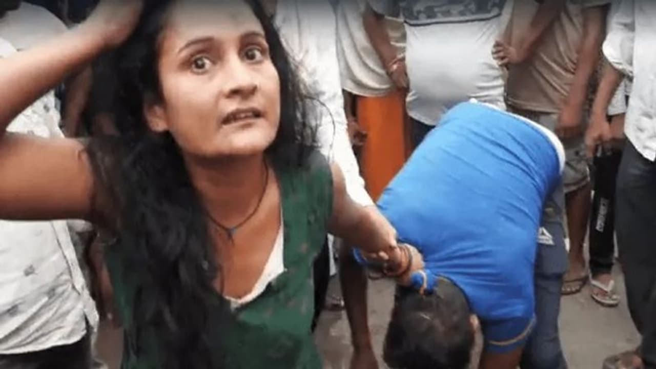 पति को बाजार में गर्लफ्रेंड के साथ घूमता देख पत्नी ने की जमकर पिटाई, प्रेमी को पिटता देख प्रेमिका हुई फरार पति को बाजार में गर्लफ्रेंड के साथ घूमता देख पत्नी ने की जमकर पिटाई, प्रेमी को पिटता देख प्रेमिका हुई फरार