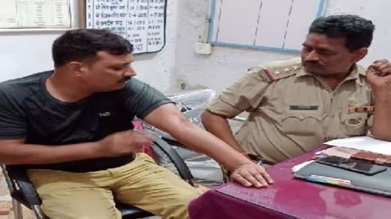 मैनपुरी: जमीन विवाद का मामला सुलझाने पहुंची पुलिस टीम, थप्पड़ मारने का आरोप लगाकर दारोगा को नाली में गिराया मैनपुरी: जमीन विवाद का मामला सुलझाने पहुंची पुलिस टीम, थप्पड़ मारने का आरोप लगाकर दारोगा को नाली में गिराया