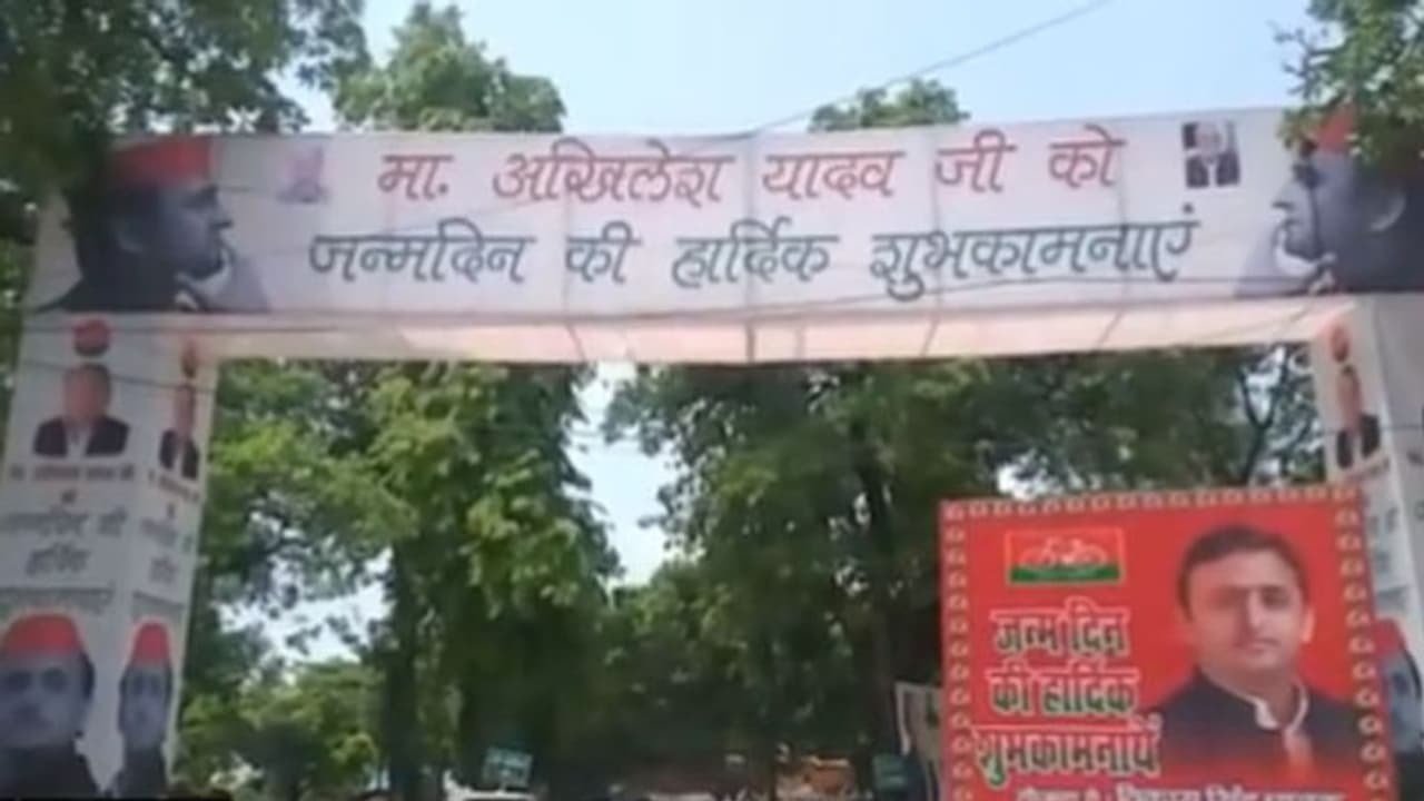 सपा पार्टी कार्यालय के बाहर अखिलेश के बर्थडे की धूम, सीएम योगी ने फोन पर दी बधाई सपा पार्टी कार्यालय के बाहर अखिलेश के बर्थडे की धूम, सीएम योगी ने फोन पर दी बधाई