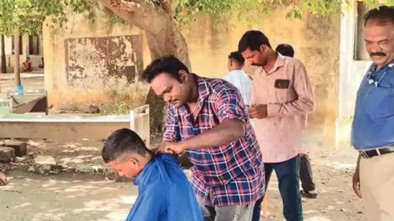 ഫ്രീക്ക് ലുക്കിലെത്തിയ 100 ഓളം കുട്ടികളുടെ കൂട്ട മുടിവെട്ടൽ നടത്തി സ്കൂൾ ഫ്രീക്ക് ലുക്കിലെത്തിയ 100 ഓളം കുട്ടികളുടെ കൂട്ട മുടിവെട്ടൽ നടത്തി സ്കൂൾ