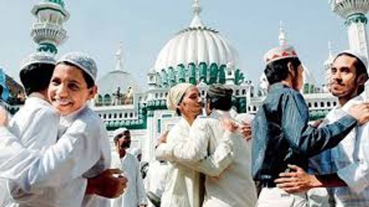 பக்ரீத் பண்டிகை கோலாகலம்.. மத நல்லிணக்கதை பறைசாற்றும் ஈகை திருநாள் கூறுவது என்ன..? 