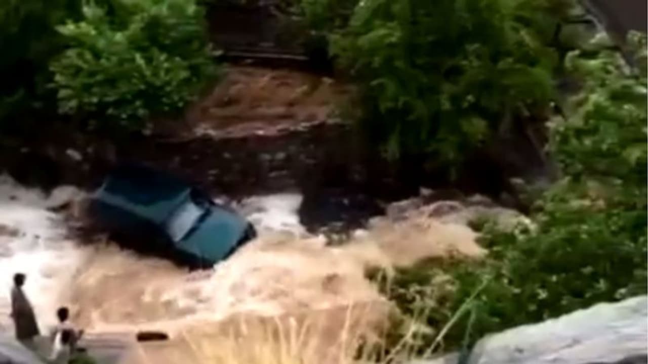 വെള്ളത്തിലൂടെ വാഹനവുമായി സാഹസിക അഭ്യാസം; ഒമാനില്‍ യുവാവ് അറസ്റ്റില്‍