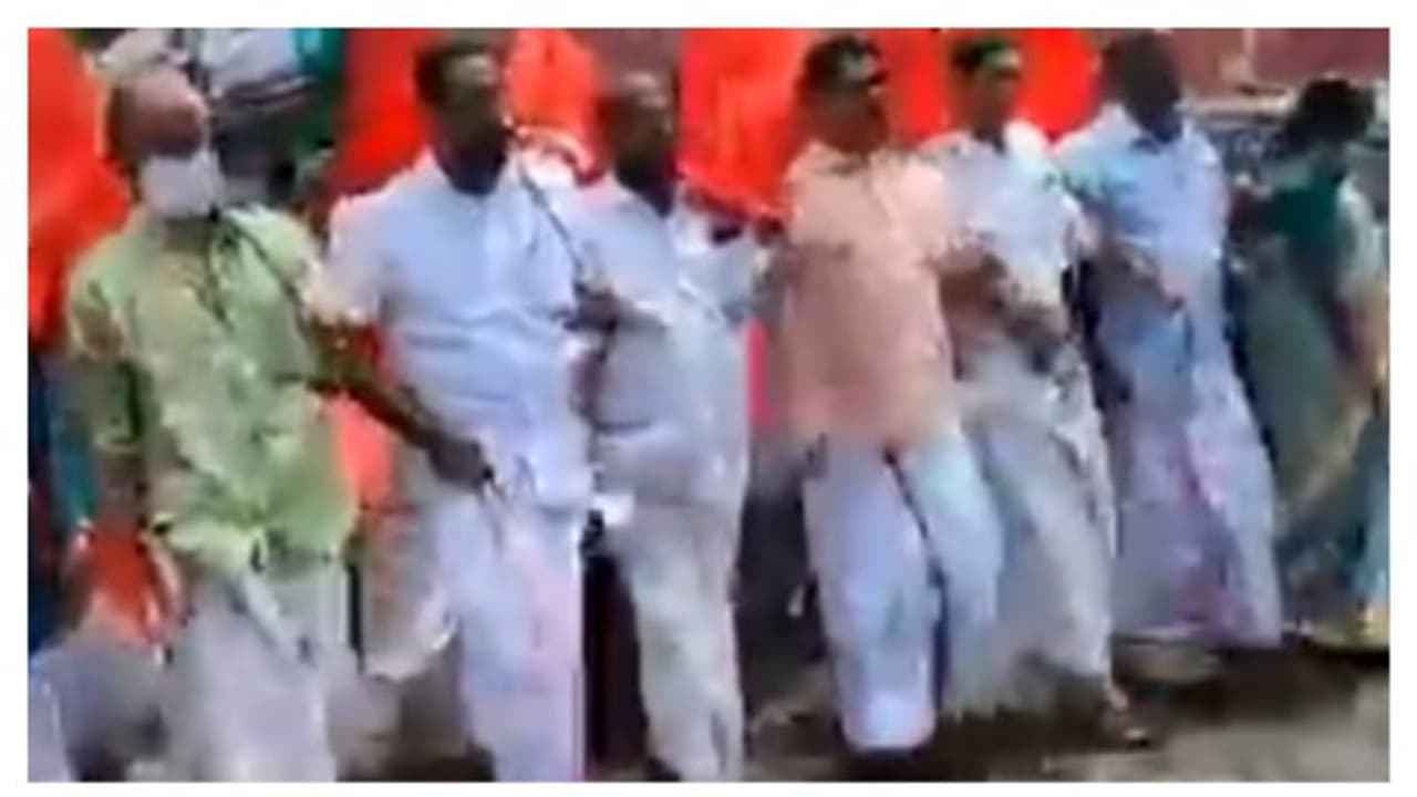 കൈവെട്ടും കാൽ വെട്ടും, തലവെട്ടി ചെങ്കൊടി കെട്ടും പ്രകോപനവുമായി എച്ച് സലാം എംഎൽഎയുടെ നേതൃത്വത്തിൽ പ്രകടനം കൈവെട്ടും കാൽ വെട്ടും, തലവെട്ടി ചെങ്കൊടി കെട്ടും പ്രകോപനവുമായി എച്ച് സലാം എംഎൽഎയുടെ നേതൃത്വത്തിൽ പ്രകടനം