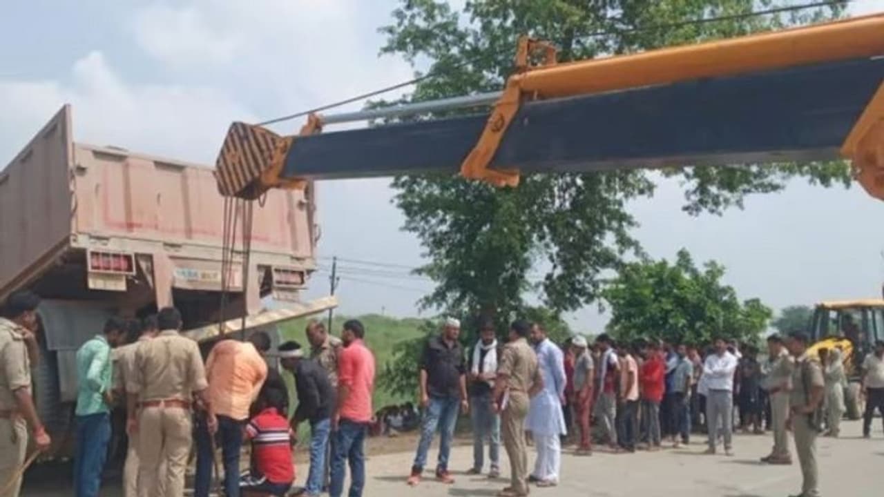 सुल्तानपुर: हाईवे पर तेज रफ्तार ट्रेलर ने ई रिक्शा को मारी टक्कर, मौके पर 5 की मौत व 3 ट्रॉमा सेंटर रेफर सुल्तानपुर: हाईवे पर तेज रफ्तार ट्रेलर ने ई रिक्शा को मारी टक्कर, मौके पर 5 की मौत व 3 ट्रॉमा सेंटर रेफर