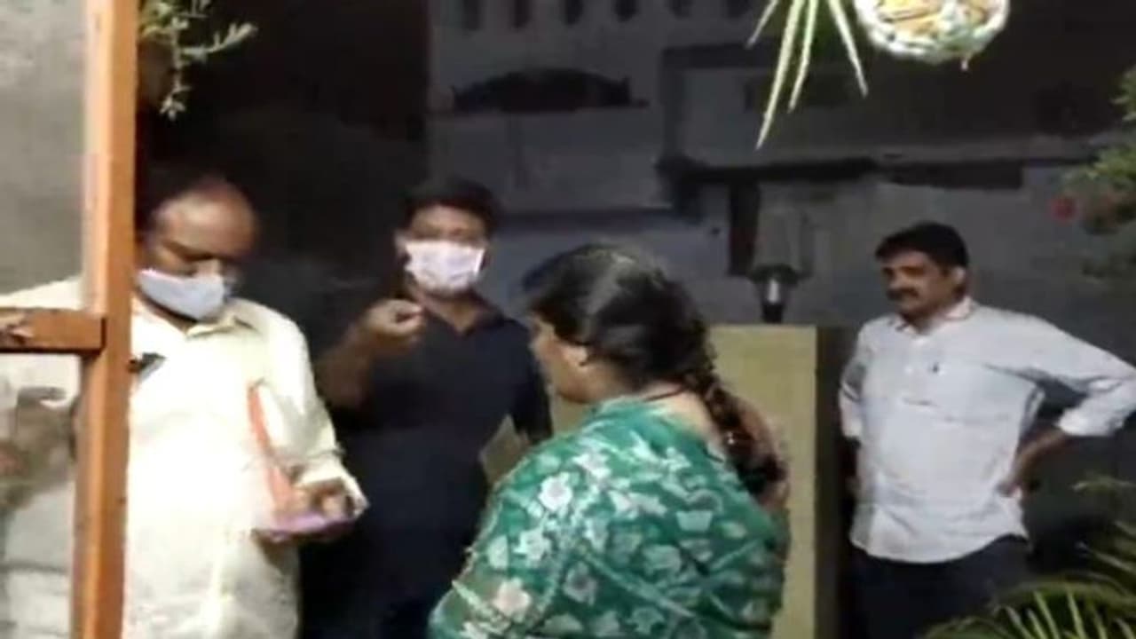 పోలీసులు కొట్టారంటూ జడ్జితో యూట్యూబర్ ... మెడికల్ రిపోర్ట్ తారుమారుకు సిఐడి ప్రయత్నం? 