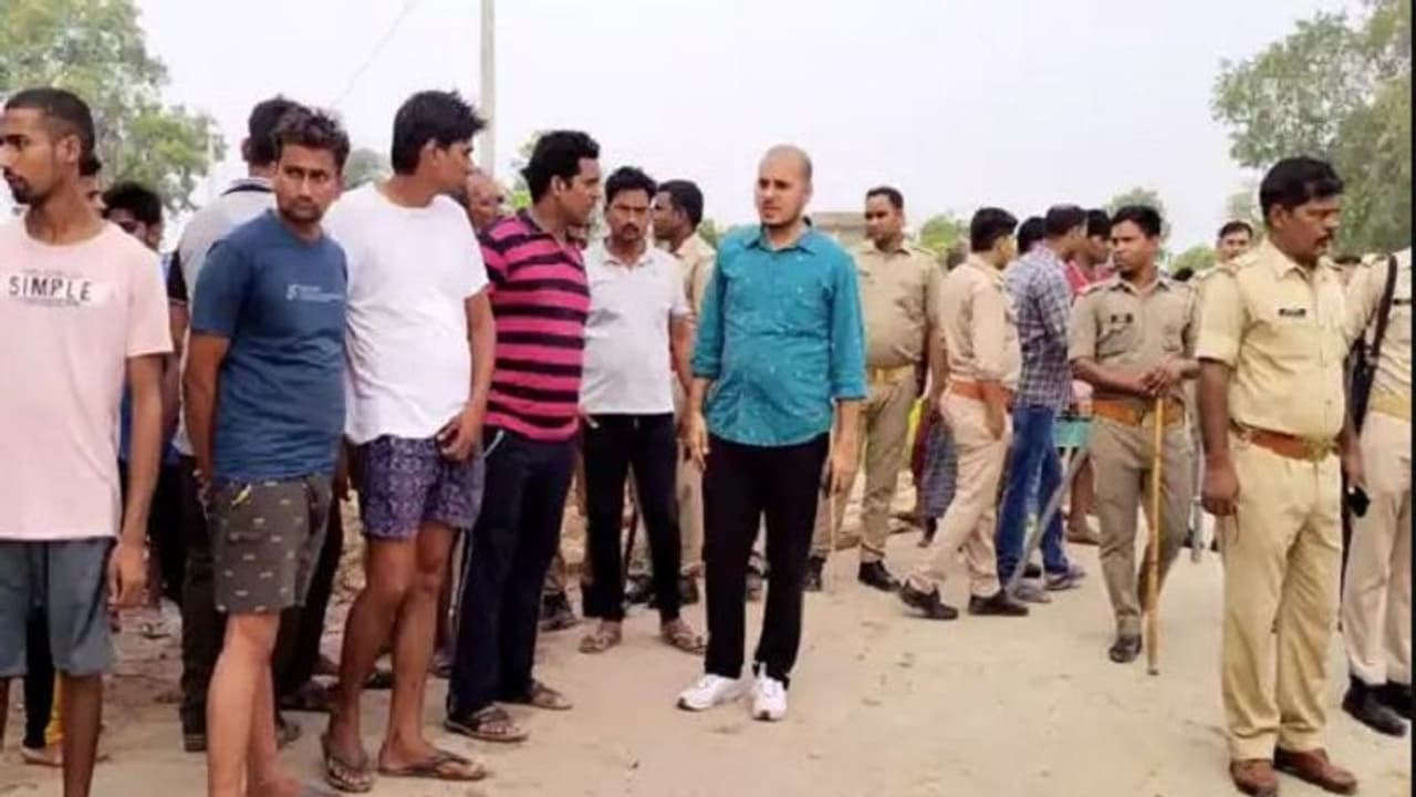 भदोही: प्रधान पर लगा जबरन रास्ता बनाने का आरोप, जांच के लिए पहुंची पुलिस को ग्रामीणों ने बनाया बंधक भदोही: प्रधान पर लगा जबरन रास्ता बनाने का आरोप, जांच के लिए पहुंची पुलिस को ग्रामीणों ने बनाया बंधक