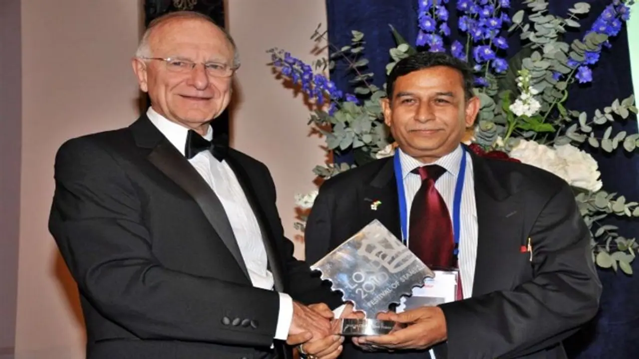 शौक ऐसा कि जमा कर लिया दुनियाभर का 20 लाख डाक टिकट, विदेशियों ने कहा 'पोस्टल मैन' शौक ऐसा कि जमा कर लिया दुनियाभर का 20 लाख डाक टिकट, विदेशियों ने कहा 'पोस्टल मैन'