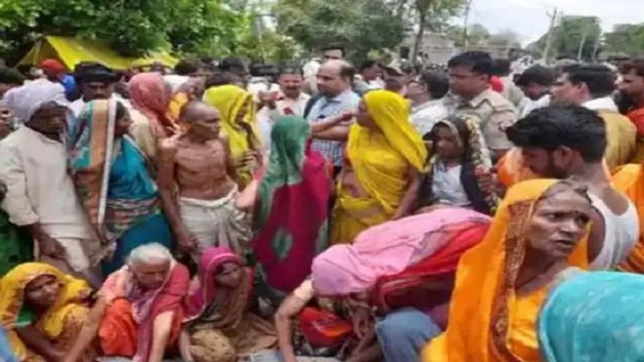 प्रयागराज: बिजली के करंट की चपेट में आने से 3 की मौत, नाराज ग्रामीणों ने विभाग पर लगाया बड़ा आरोप प्रयागराज: बिजली के करंट की चपेट में आने से 3 की मौत, नाराज ग्रामीणों ने विभाग पर लगाया बड़ा आरोप