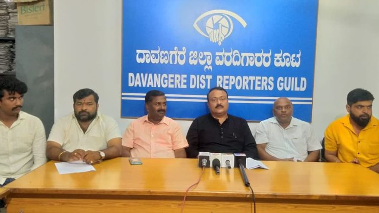 ರಾಜಸ್ಥಾನ ಸರ್ಕಾರವನ್ನು ವಜಾ ಮಾಡಿ ರಾಷ್ಟ್ರಪತಿ ಆಳ್ವಿಕೆಗೆ ದಾವಣಗೆರೆ ಜಿಲ್ಲಾ ಬಿಜೆಪಿ ಆಗ್ರಹ ರಾಜಸ್ಥಾನ ಸರ್ಕಾರವನ್ನು ವಜಾ ಮಾಡಿ ರಾಷ್ಟ್ರಪತಿ ಆಳ್ವಿಕೆಗೆ ದಾವಣಗೆರೆ ಜಿಲ್ಲಾ ಬಿಜೆಪಿ ಆಗ್ರಹ